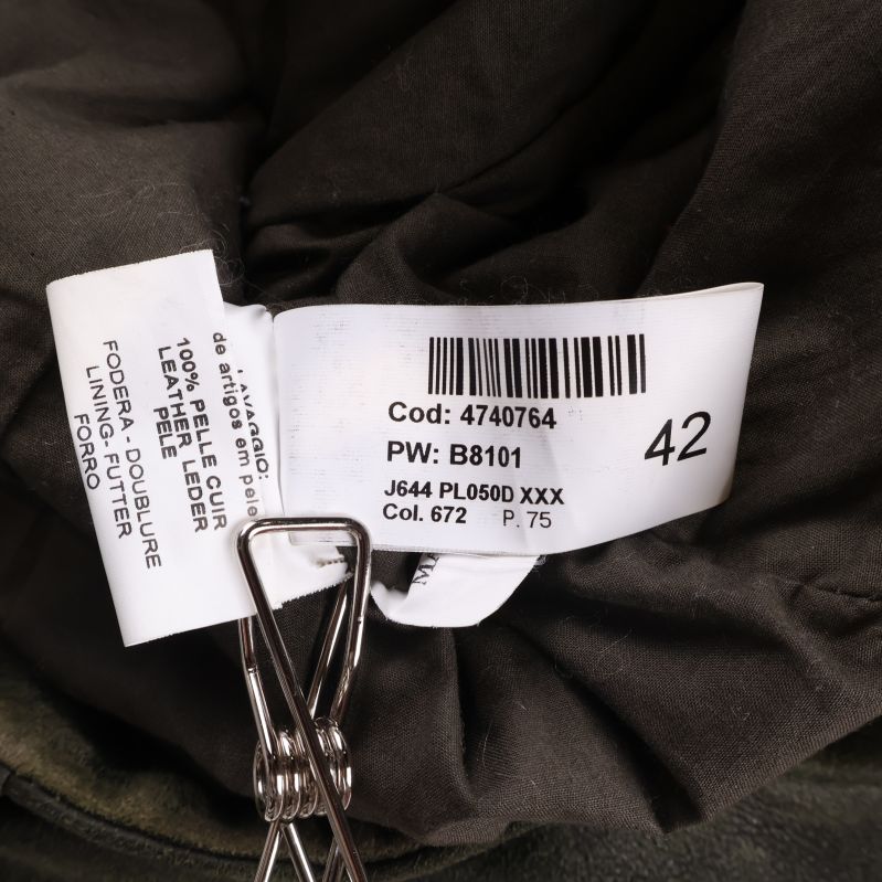Storleksetikett och materialinformation inne i jackan
