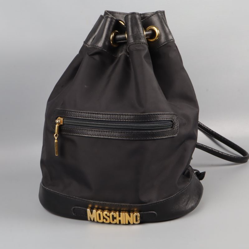 Framtill av Moschino-ryggsäck med dragkedja och logotyp i guld