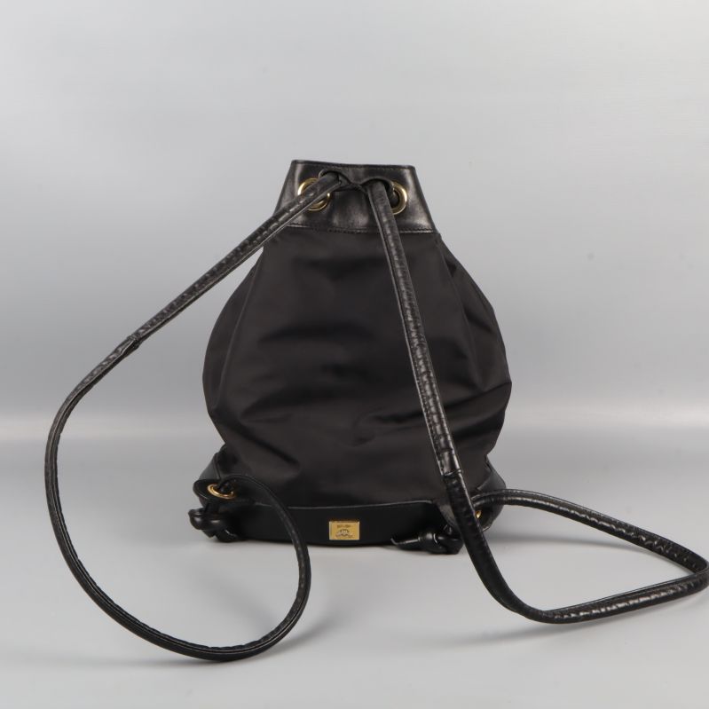 Baksidan av svart Moschino-ryggsäck med långa remmar