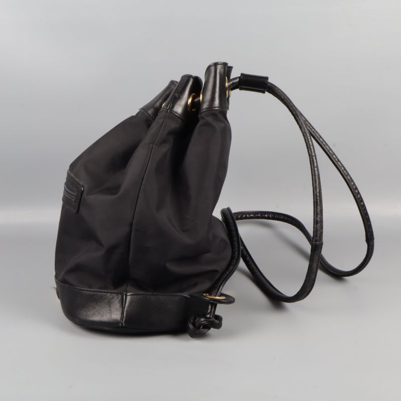 Sidovy av Moschino-ryggsäck med läderbotten