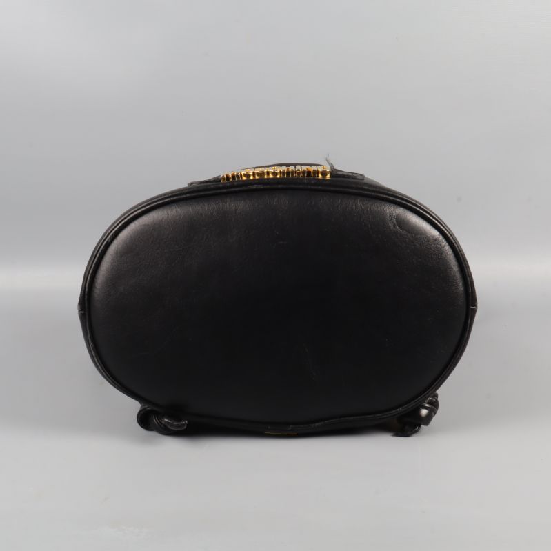 Undersidan av svart Moschino-ryggsäck i läder