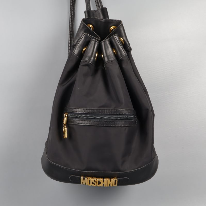 Rak vy av Moschino-ryggsäck med dragkedja och logotyp