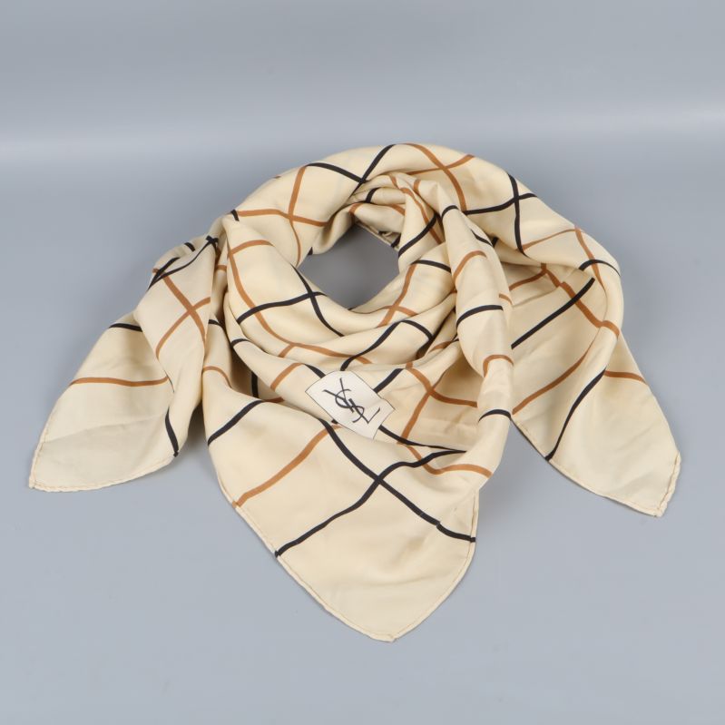 Scarf vikt till halsduk i beige rutmönster