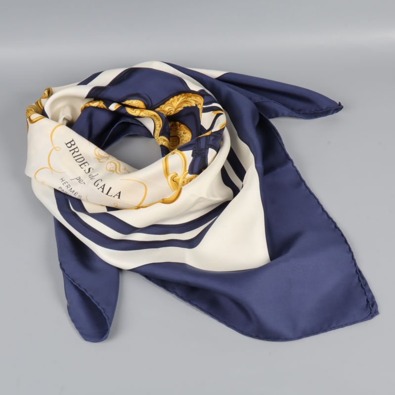 Marinblå och vit scarf i vikt skick