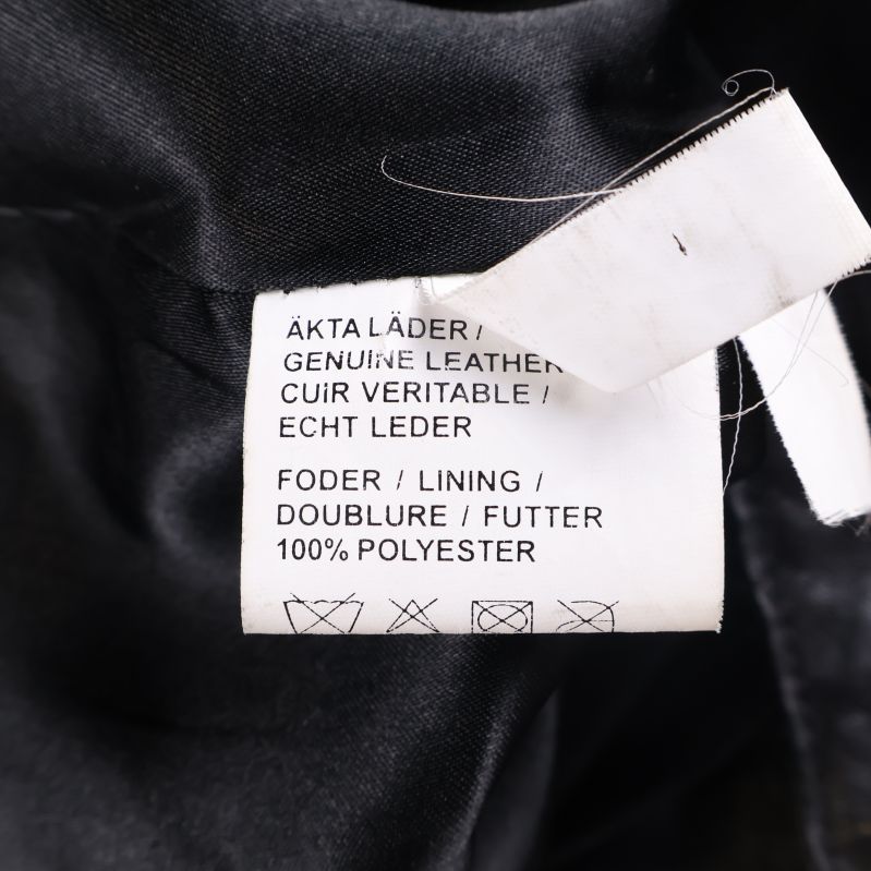 Materialetikett som visar äkta läder och polyesterfoder
