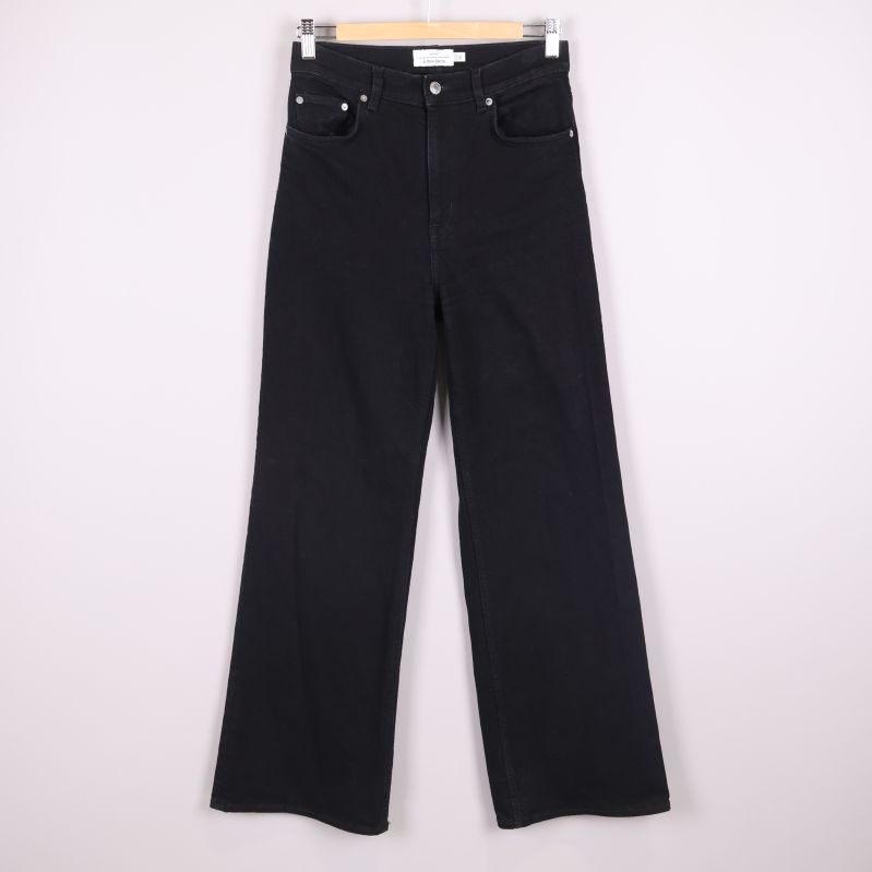 Jeans med vida ben upphängda framifrån