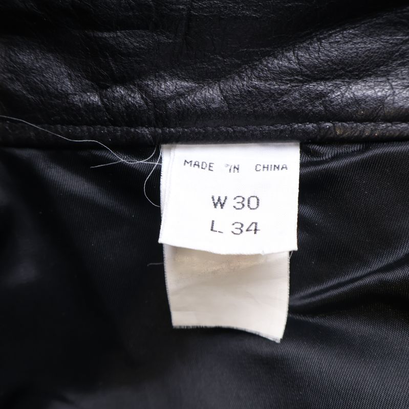 Storleksetikett med text W30 L34 samt Made in China