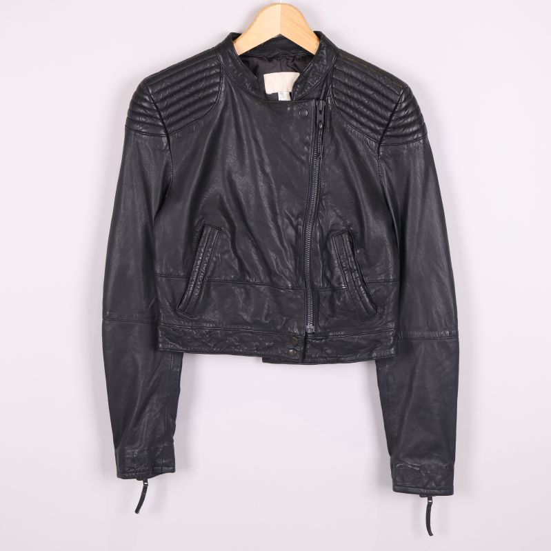 Kort svart bikerjacka med quiltade detaljer framtill