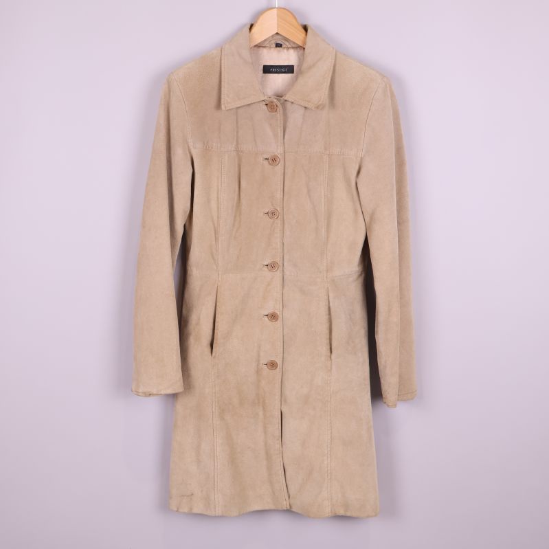 Lång beige mockakappa på galge 