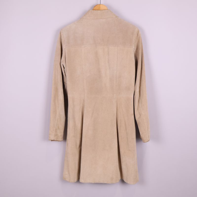 Baksidan av lång beige mockakappa 