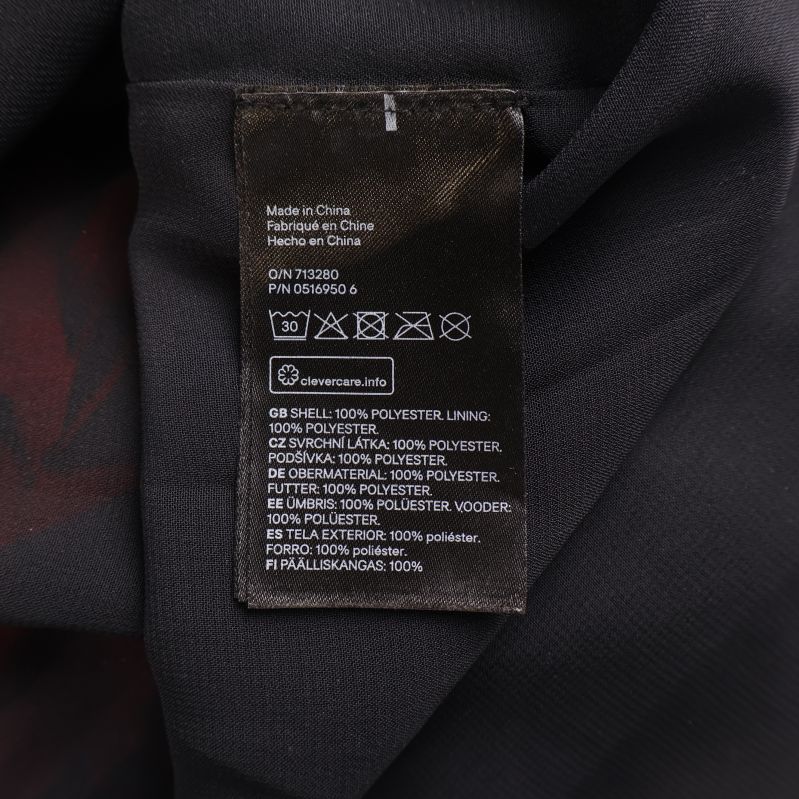 Materialetikett som visar kjolens material och tvättråd