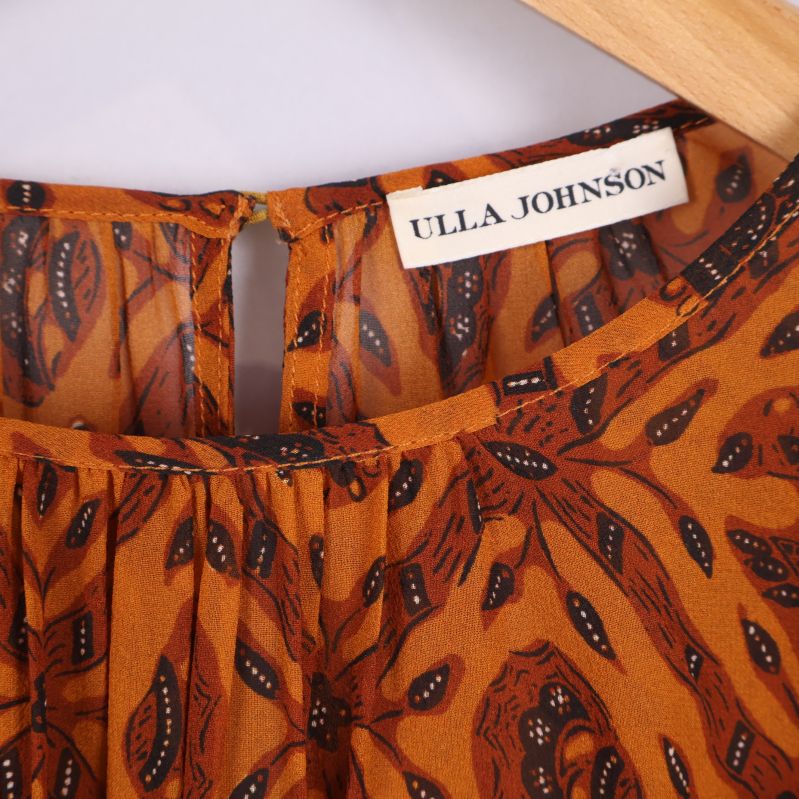 Ulla Johnsons märke på blusen