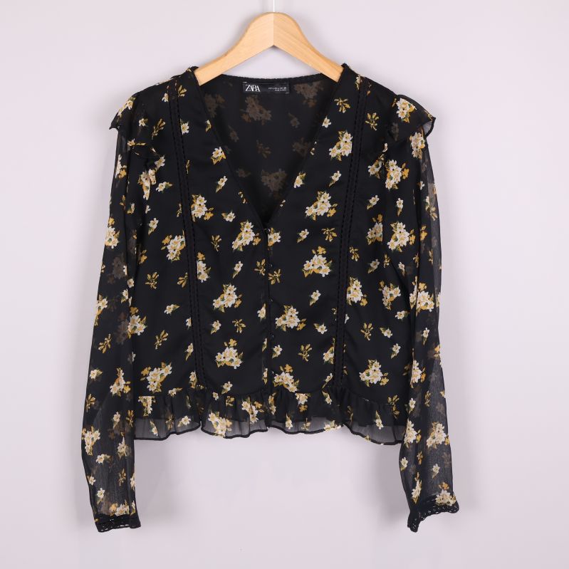 Blommig svart blus med volang 