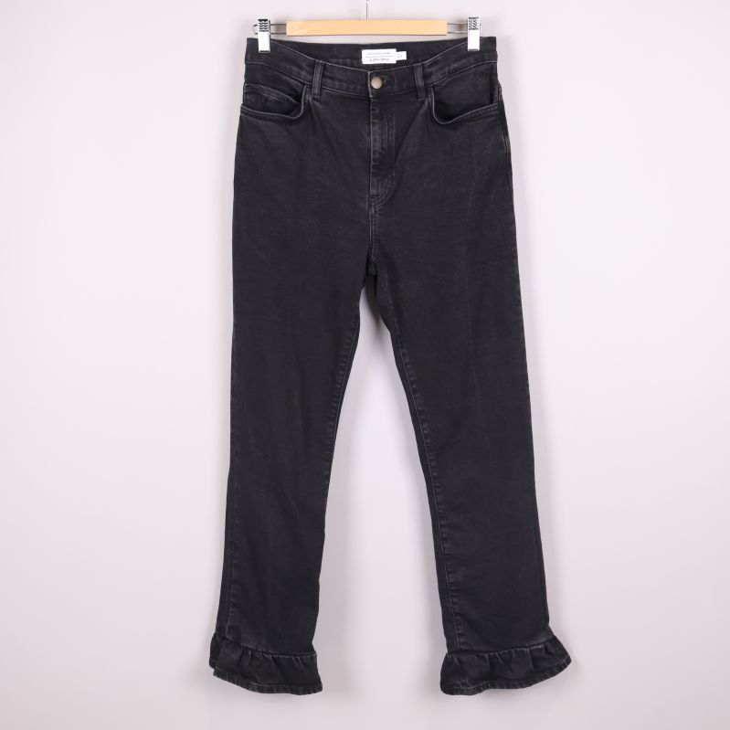Svarta jeans med volangkant upphängda framifrån