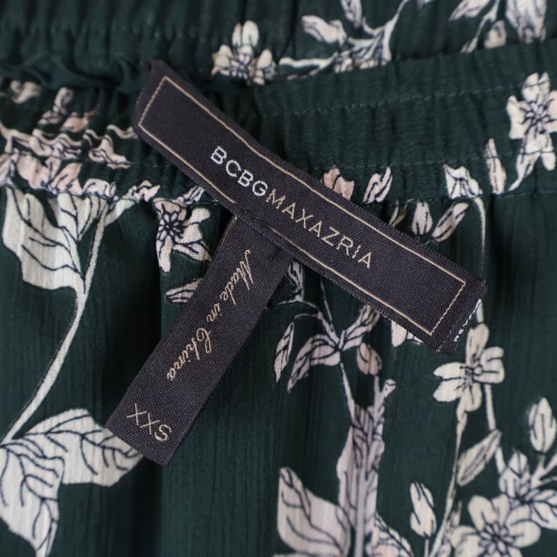 Svart etikett med BCBGMAXAZRIA och storlek XXS