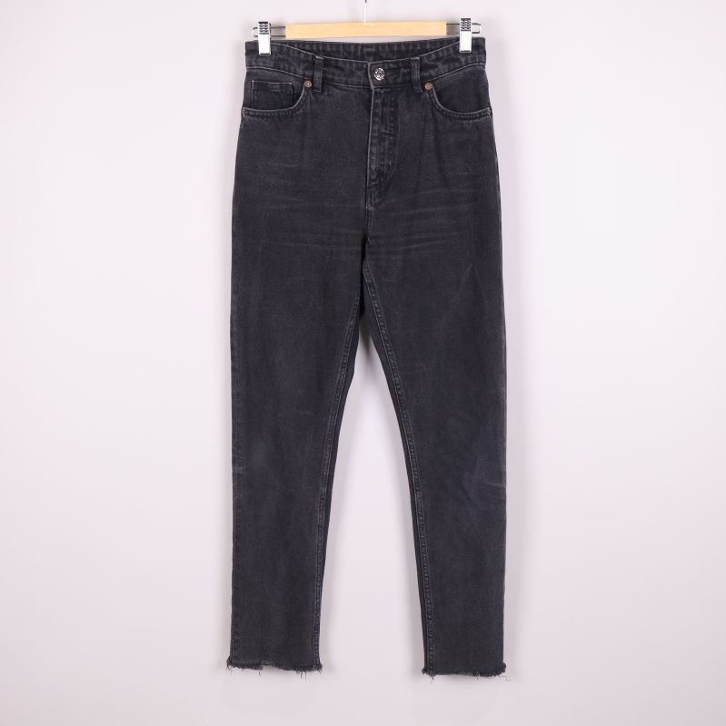 Svarta jeans med rak passform och råa benslut