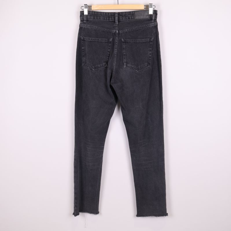 Baksidan av svarta jeans med två fickor