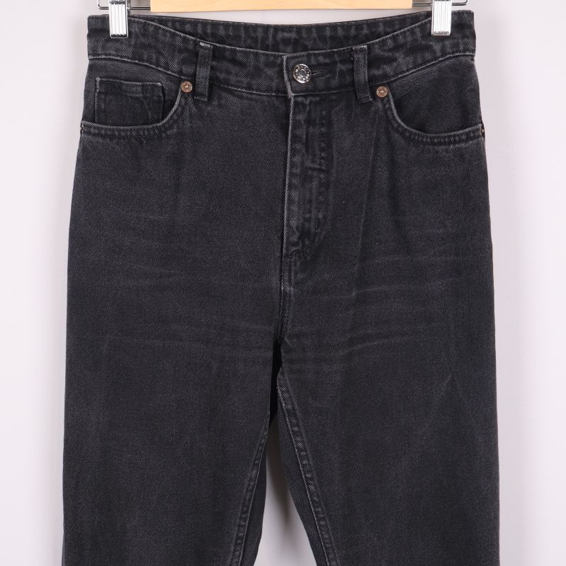 Knappgylf och fickor upptill på svarta jeans