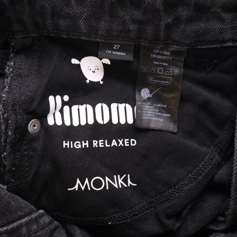 Insida av jeansen med Monki-logga och tvättrådsetikett