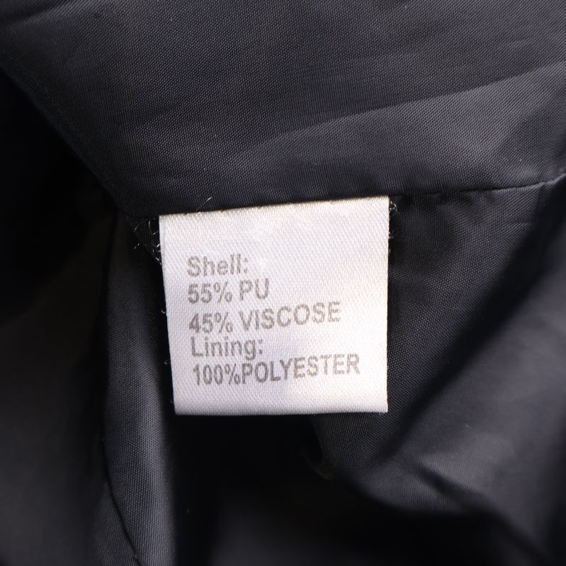 Materiallapp visar 55 procent PU, 45 procent viskos, fodret 100 procent polyester