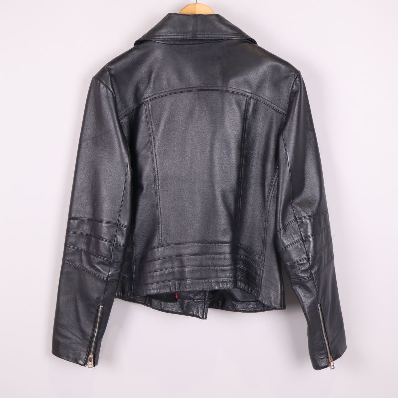 Baksida av svart bikerjacka med sömdetaljer