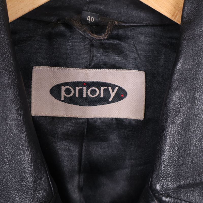 Närbild på priory-märket i jackans krage