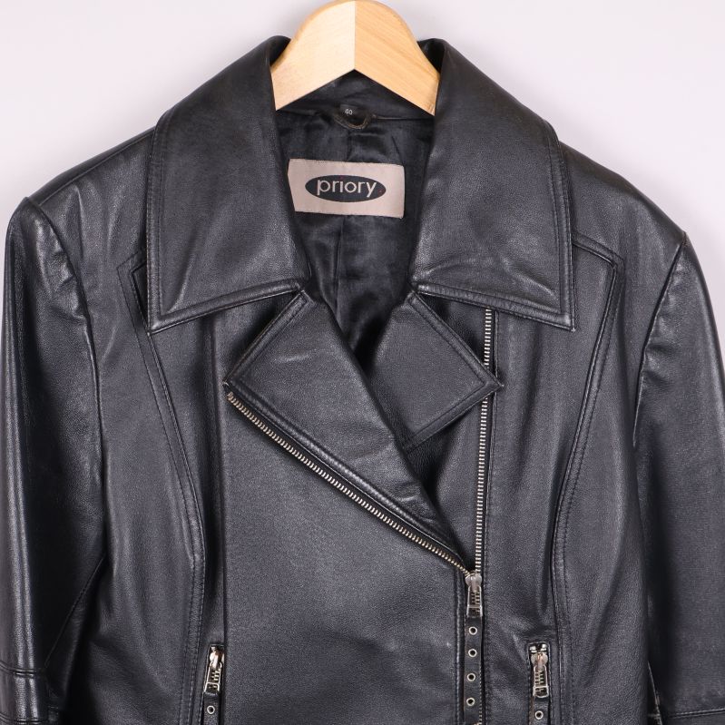 Klassisk krage och dragkedjor på svart jacka