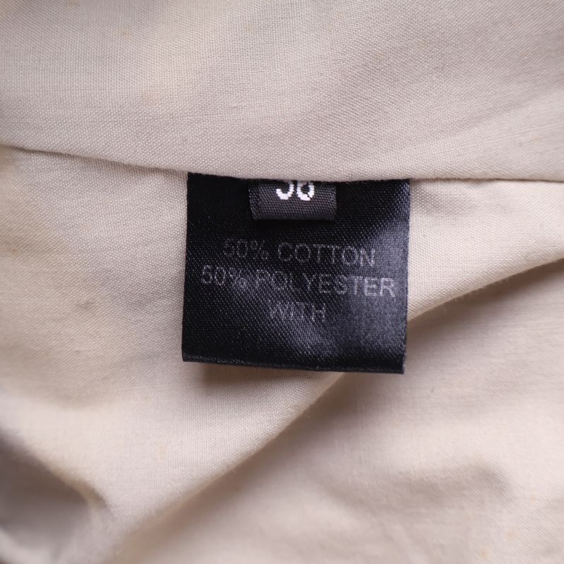 Materialetikett med texten 50% cotton 50% polyester