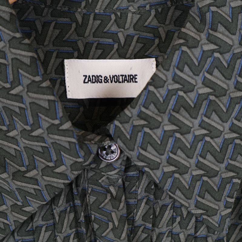 Närbild på Zadig & Voltaire-märkning i kragen på skjortklänning