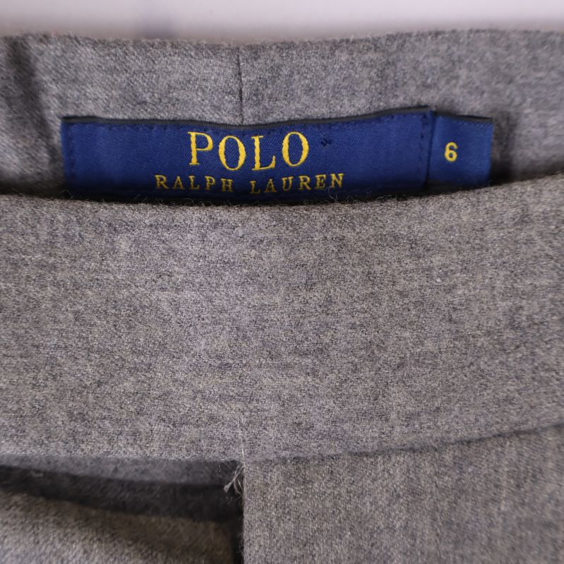 Blått märke med text Polo Ralph Lauren i gylfen