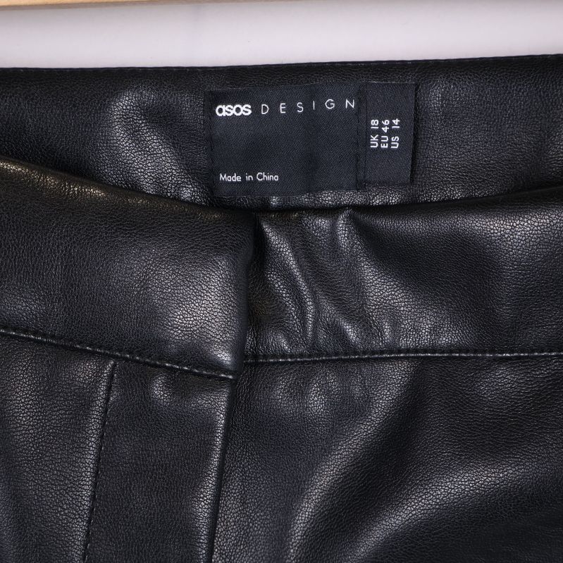 Närbild på etikett med ASOS DESIGN i linning