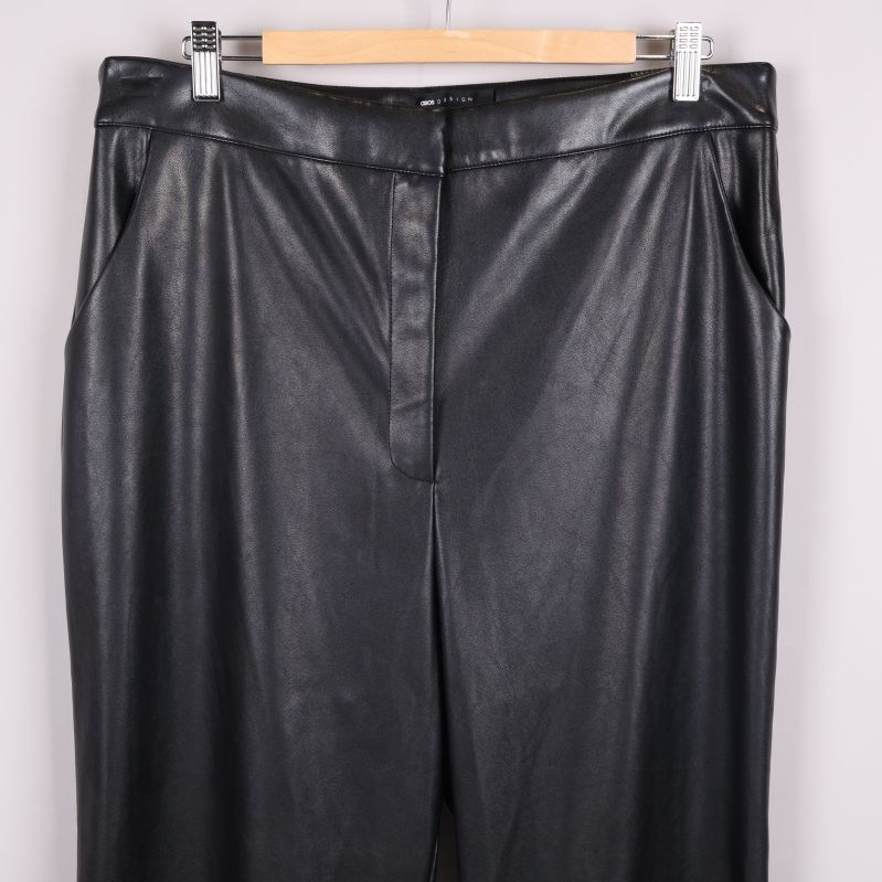 Detalj av byxornas midja och stängning fram