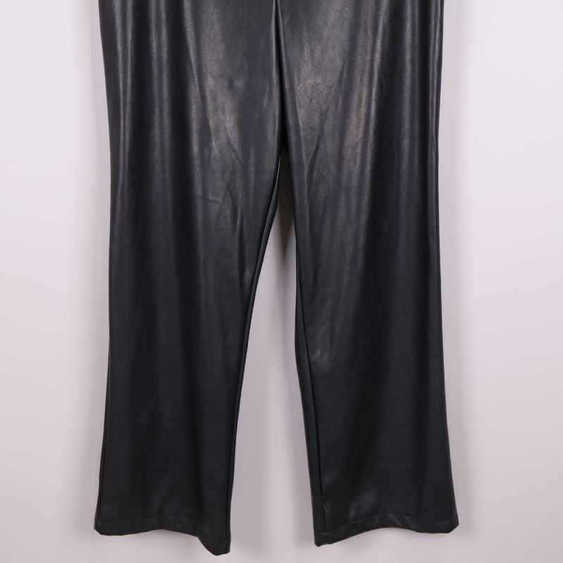 Närbild på byxbenens nederdel och tygstruktur