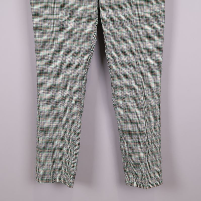 Närbild på benens avslut på rutiga slacks