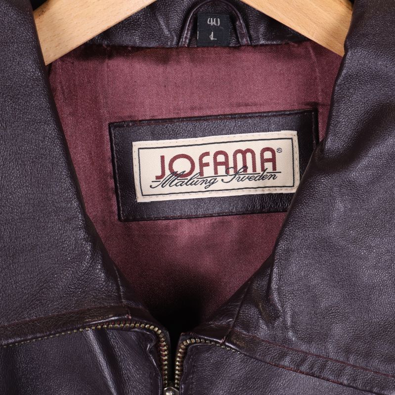 Närbild på Jofama varumärkesetikett i jackans krage