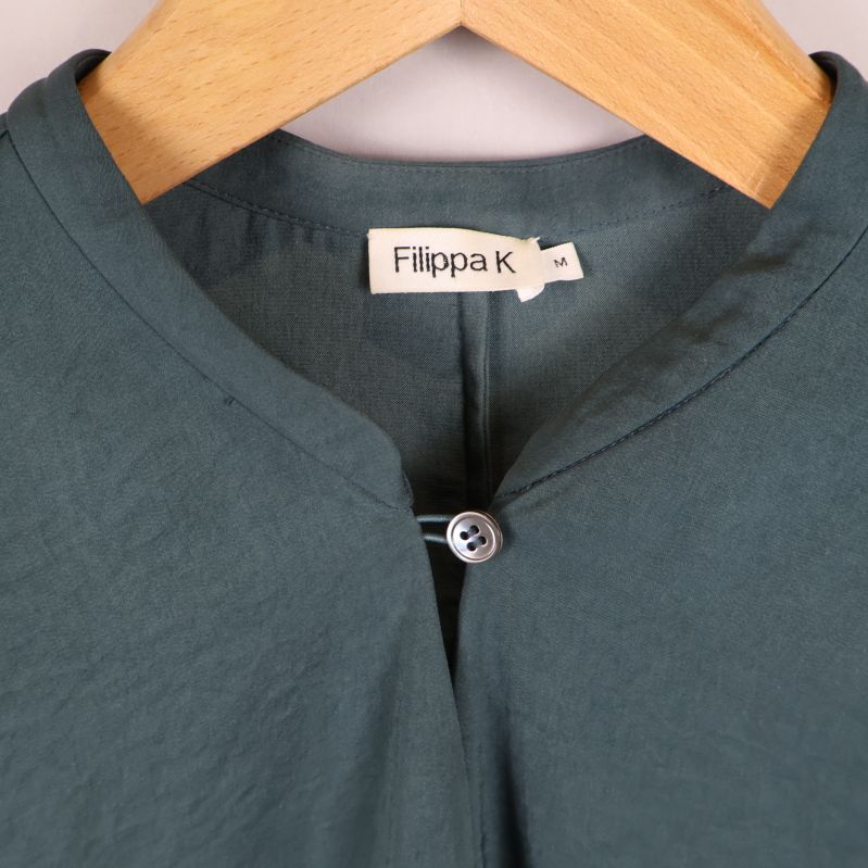 Närbild på halsen och etiketten Filippa K