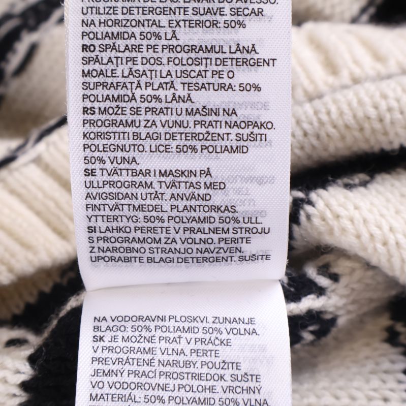 Materialetikett med information om 50% ull och 50% polyamid