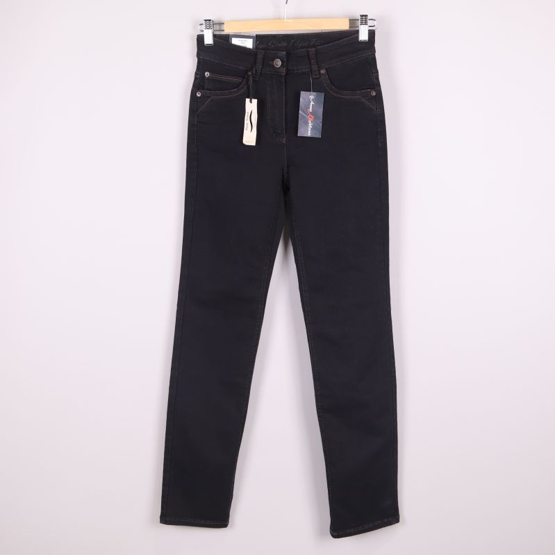 Svarta jeans med smal passform framifrån på galge