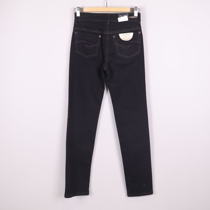 Svarta jeans bakifrån med kontrastsömmar och fickor