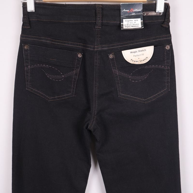 Närbild på bakfickor och etiketter på svarta jeans