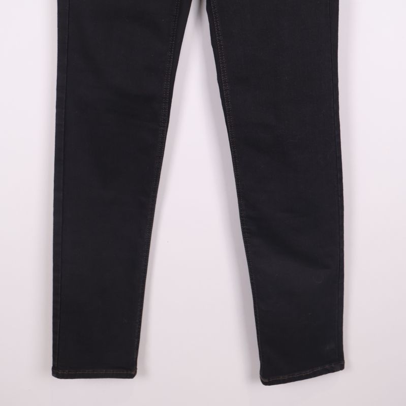 Närbild på ben och sömmar på svarta jeans