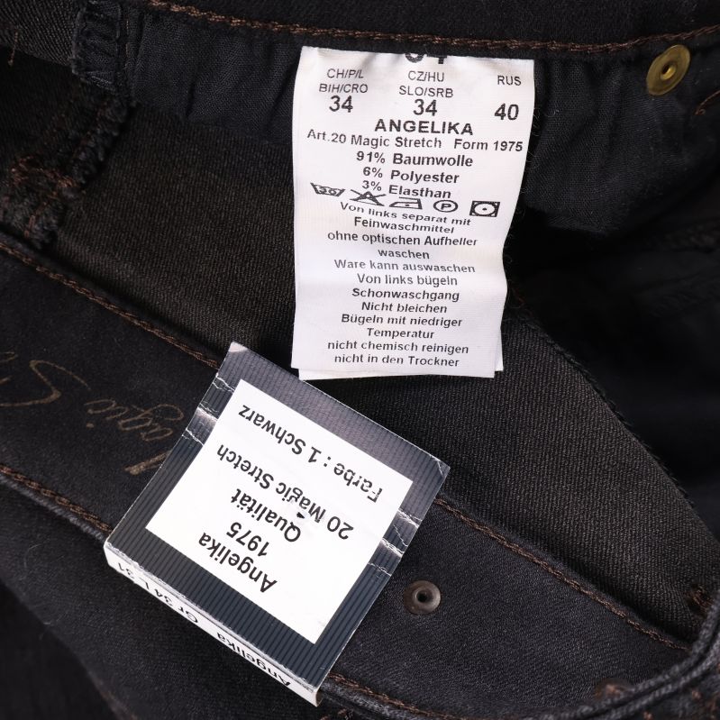Tvättrådslapp som visar materialsammansättning i jeans