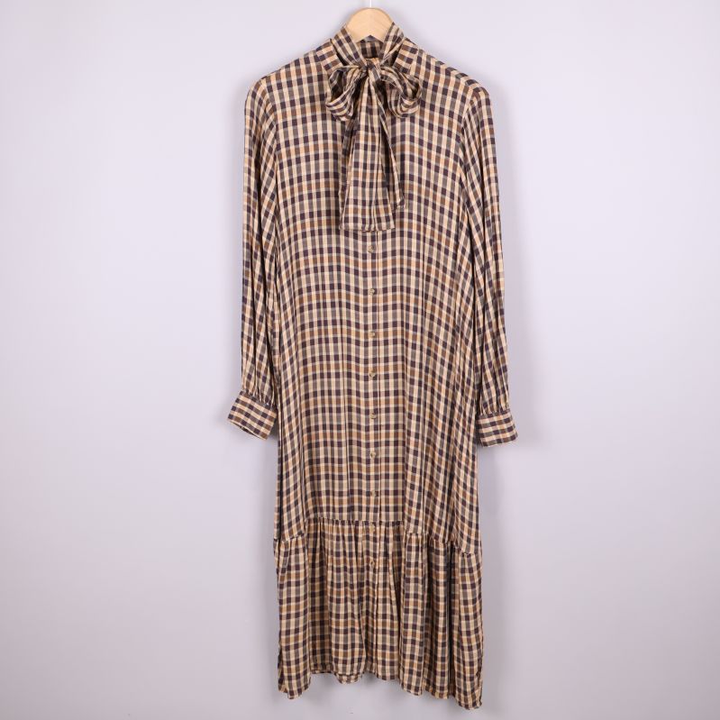 Lång rutig klänning på galge med knytband vid halsen