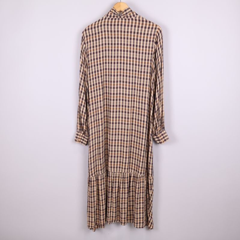 Rutig klänning sedd bakifrån 