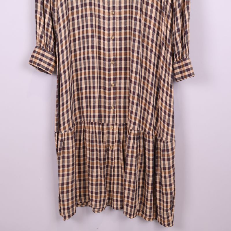 Nedre del av rutigt klänning med volangdetalj