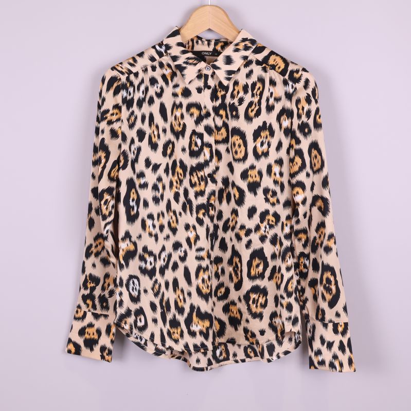 Leopardmönstrad skjorta upphängd framifrån