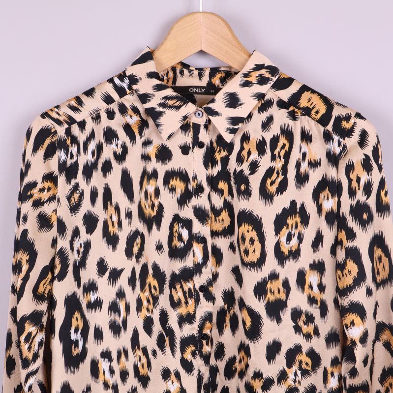 Övre del av skjortans framsida med leopardmönster