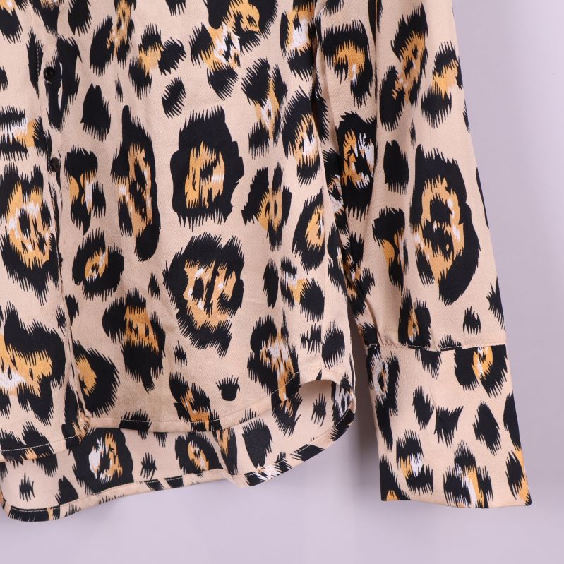 Närbild på skjortmanschett med leopardmönster