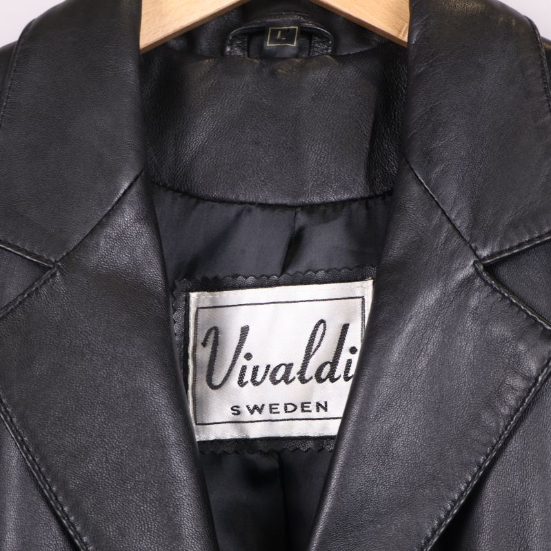 Närbild på Vivaldi Sweden etikett i rockens krage