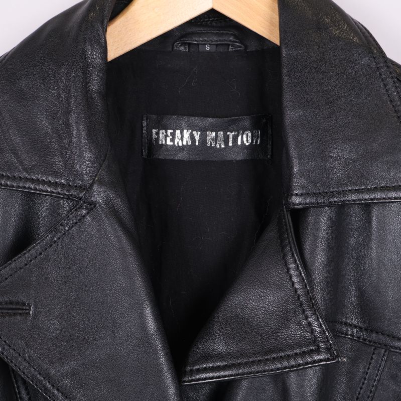 Närbild på svart etikett i rockens nacke med texten Freaky Nation